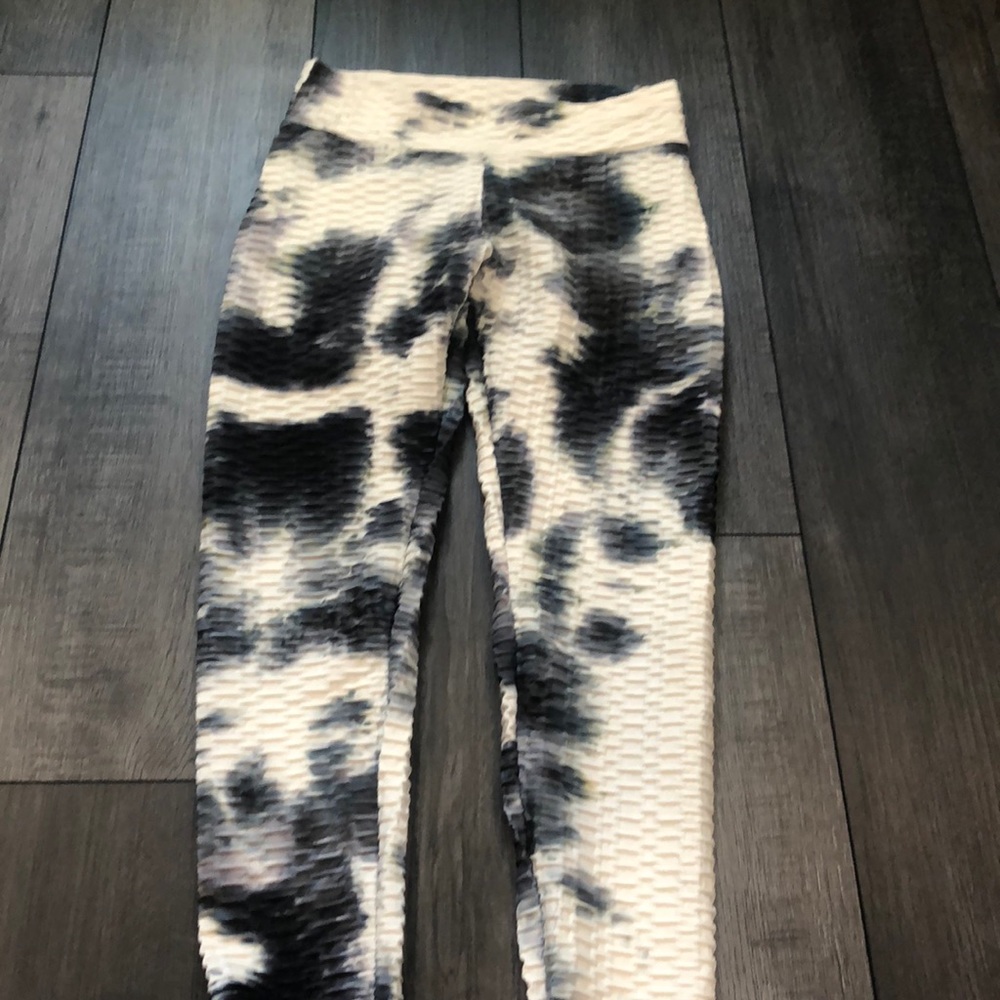 Black and white scrunch leggings.